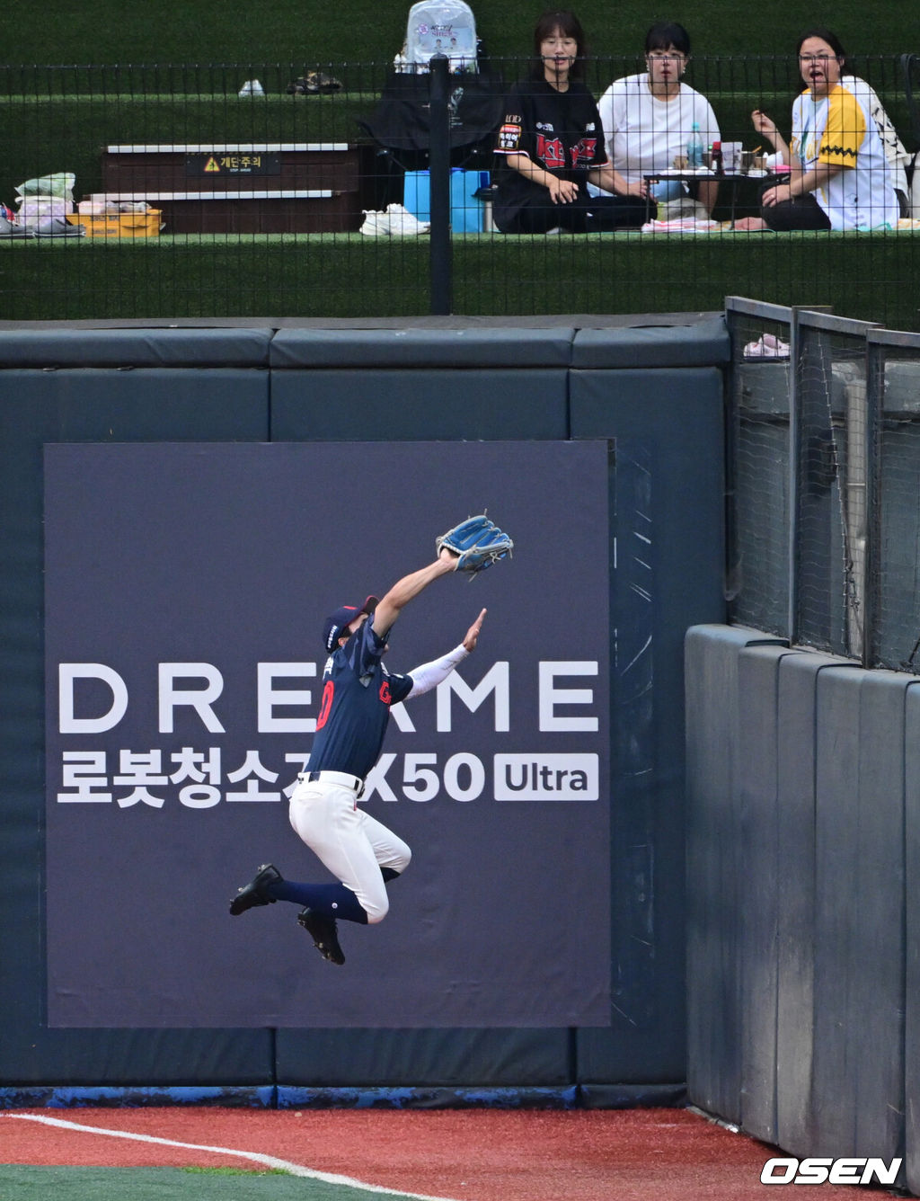 12일 오후 수원 KT위즈파크에서 ‘2025 신한 SOL Bank KBO리그’ KT 위즈와 롯데 자이언츠의 경기가 열렸다.이날 홈팀 KT의 선발투수는 소형준, 방문팀 롯데는 김진욱이 나선다.1회말 2사 1루 롯데 우익수 김동혁이 KT 허경민의 파울타구를 몸 날려 포구하고 있다. 2025.06.12 /cej@osen.co.kr