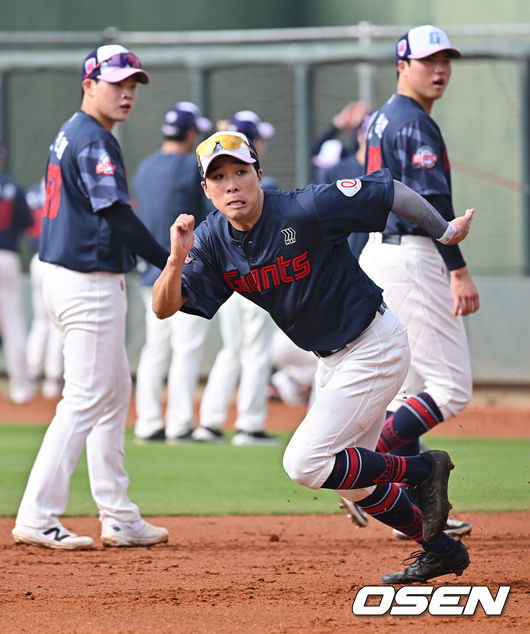 [OSEN=타이난(대만) , 이석우 기자] 프로야구 롯데 자이언츠가 31일(한국시간) 대만 타이난 아시아-태평양 국제야구센터에 스프링캠프를 차리고 구슬땀을 흘렸다.김태형 감독 등&nbsp;코치진과 투수&nbsp;20명,&nbsp;포수&nbsp;5명,&nbsp;내야수&nbsp;9명,&nbsp;외야수&nbsp;7명 등 총&nbsp;41명의 선수단이 1월 20일까지 1차 캠프에서 체력 강화와 기술 훈련을 치른 뒤 21일부터 3월 5일까지 일본 미야자키로 옮겨 2차 캠프에서 구춘리그에 참가해 실전 감각을 점검한다.롯데 김동혁이 훈련을 하고 있다. 2026.01.31 / foto0307@osen.co.kr