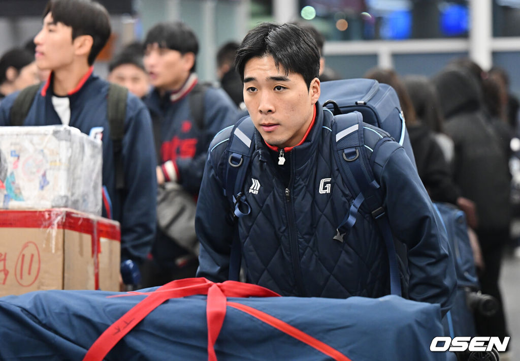 롯데 자이언츠 선수단이 25일 김해공항을 통해 전지훈련지인 대만 타이난으로 출국했다.김태형 감독 등 코치진과 투수 20명, 포수 5명, 내야수 9명, 외야수 7명 등 총 41명의 선수단이 1월 20일까지 1차 캠프에서 체력 강화와 기술 훈련을 치른 뒤 21일부터 3월 5일까지 일본 미야자키로 옮겨 2차 캠프에서 구춘리그에 참가해 실전 감각을 점검한다. 롯데 자이언츠 김동혁이 출국하고 있다. 2026.01.25 / foto0307@osen.co.kr