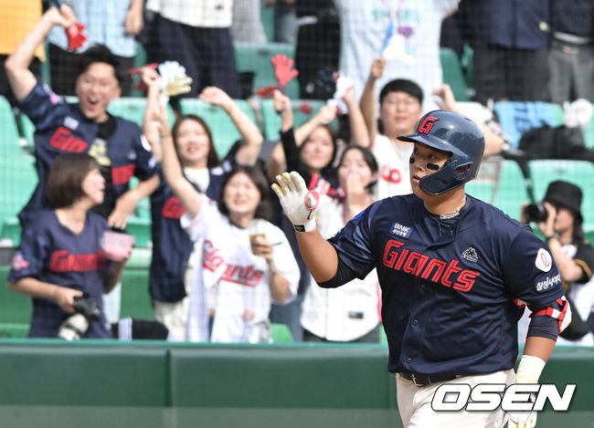 [OSEN=문학, 조은정 기자]24일 오후 인천 문학동 SSG랜더스필드에서 2023 신한은행 SOL KBO리그 SSG 랜더스와 롯데 자이언츠의 경기가 열렸다.5회초 롯데 선두타자 한동희가 달아나는 우월 솔로 홈런을 날린 뒤 베이스를 돌고 있다. 2023.09.24 /cej@osen.co.kr