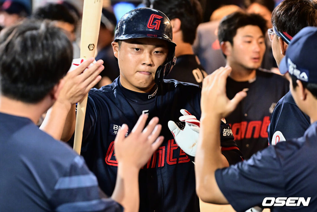 13일 창원 NC파크에서 2023 신한은행 SOL KBO리그 NC 다이노스와 롯데 자이언츠의 경기가 열렸다. 롯데 자이언츠 한동희가 9회초 좌월 솔로 홈런을 치고 하이파이브를 하고 있다. 2023.07.13 / foto0307@osen.co.kr