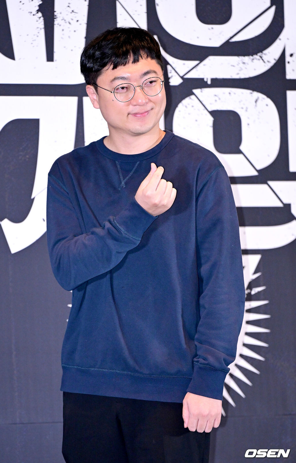 12일 오후 서울 성수동 메가박스성수에서 웨이브 오리지널 '피의 게임 시즌3' 제작발표회가 열렸다.'피의 게임'은 생존 지능 최강자들의 극한 생존 게임을 다룬 서바이벌 예능이다. 지난 2021년 첫 시즌을 시작해 시즌2까지 호평받은 가운데, 새 시즌인 시즌3에서는 '서바이벌 올스타전'을 표방하며 서바이벌 예능 레전드 플레이어들을 한 자리에 모았다. 충주맨이 포토타임을 하고 있다. 2024.11.12 / dreamer@osen.co.kr