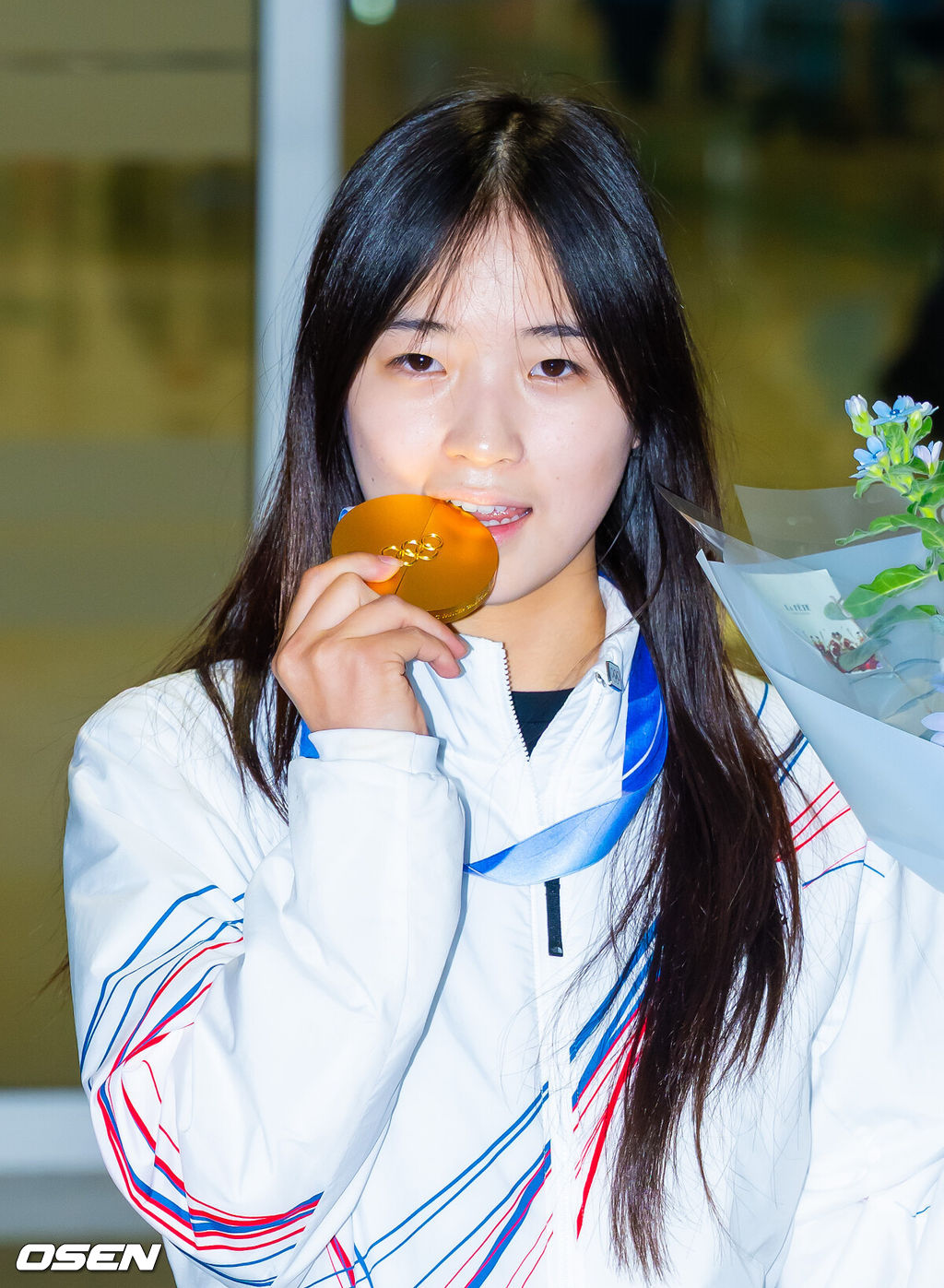 밀라노·코르티나담페초 동계올림픽 우리 선수단 첫 금메달의 주인공 최가온(18·세화여고)이 16일 오후 인천국제공항을 통해 입국했다.최가온은 지난 13일 밀라노 아이스스케이팅 아레나에서 열린 여자 스노보드 하프파이프 결선에서 극적인 역전 드라마를 완성하며 한국 선수단의 설상 종목 첫 올림픽 금메달의 주인공이 됐다.최가온이 입국장을 걸어 나온 후 금메달을 들고 포즈를 취하고 있다. 2026.02.16 /rumi@osen.co.kr