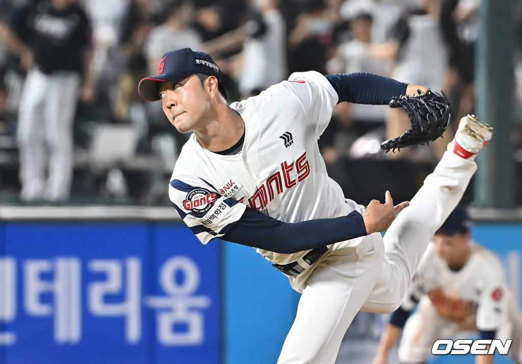 28일 부산 사직야구장에서 2025 신한 SOL 뱅크 KBO 리그 롯데 자이언츠와 KT 위즈의 경기가 열렸다. 홈팀 롯데는 감보아가, 방문팀 KT는 헤이수스가 선발 출전했다.롯데 자이언츠 윤성빈이 역투하고 있다. 2025.08.28 / foto0307@osen.co.kr