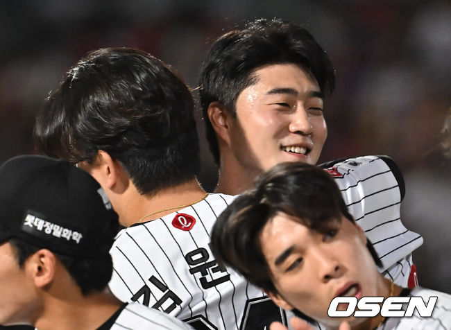 [OSEN=부산, 이석우 기자] 26일 부산 사직야구장에서 2025 신한 SOL 뱅크 KBO 리그 롯데 자이언츠와 KIA 타이거즈의 경기가 열렸다. 홈팀 롯데는 이민석이, 방문팀 KIA는 이의리가 선발 출전했다.롯데 자이언츠 윤성빈이 KIA 타이거즈에 9-4로 승리한 후 최준용, 김원중과 기쁨을 나누고 있다. 2025.07.26 / foto0307@osen.co.kr
