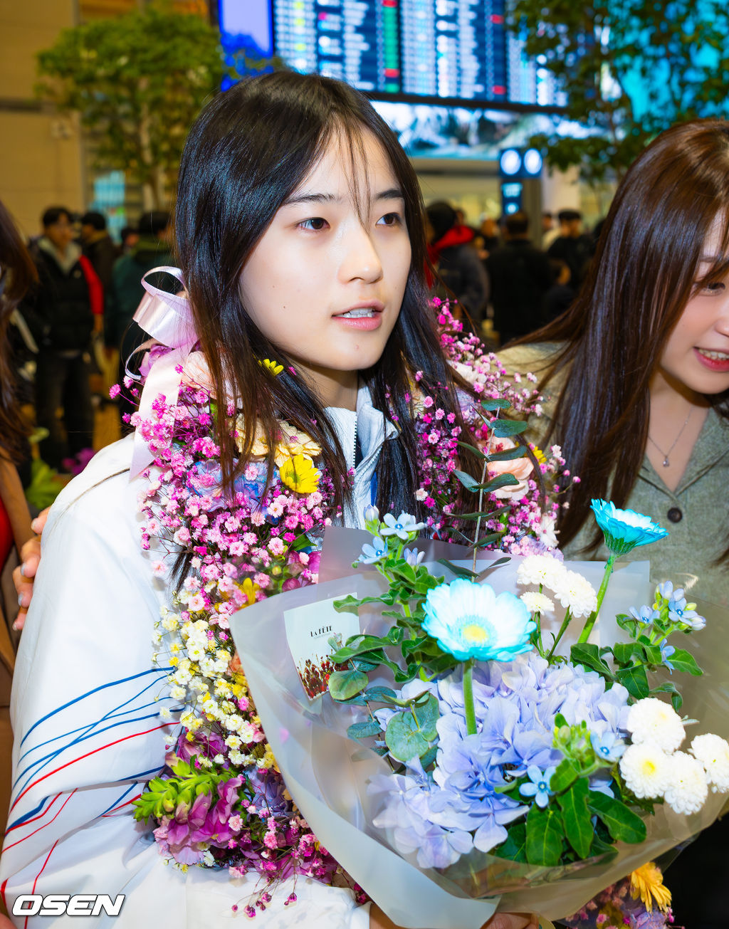 밀라노·코르티나담페초 동계올림픽 우리 선수단 첫 금메달의 주인공 최가온(18·세화여고)이 16일 오후 인천국제공항을 통해 입국했다.최가온은 지난 13일 밀라노 아이스스케이팅 아레나에서 열린 여자 스노보드 하프파이프 결선에서 극적인 역전 드라마를 완성하며 한국 선수단의 설상 종목 첫 올림픽 금메달의 주인공이 됐다.최가온이 입국장을 걸어 나오고 있다. 2026.02.16 /rumi@osen.co.kr