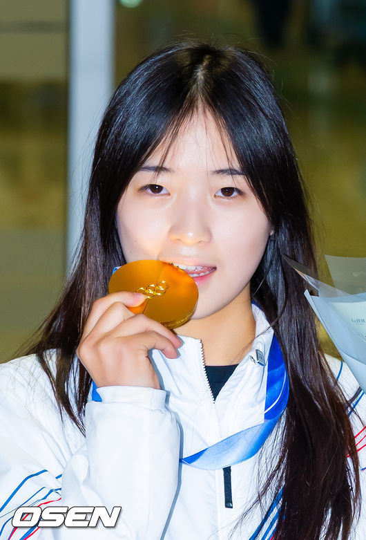 [OSEN=인천공항, 민경훈 기자] 밀라노·코르티나담페초 동계올림픽 우리 선수단 첫 금메달의 주인공 최가온(18·세화여고)이 16일 오후 인천국제공항을 통해 입국했다.최가온은 지난 13일 밀라노 아이스스케이팅 아레나에서 열린 여자 스노보드 하프파이프 결선에서 극적인 역전 드라마를 완성하며 한국 선수단의 설상 종목 첫 올림픽 금메달의 주인공이 됐다.최가온이 입국장을 걸어 나온 후 금메달을 들고 포즈를 취하고 있다. 2026.02.16 /rumi@osen.co.kr