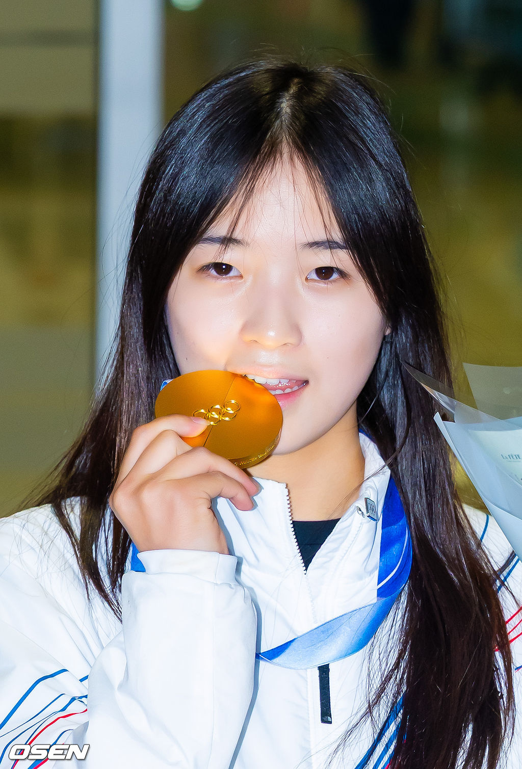 밀라노·코르티나담페초 동계올림픽 우리 선수단 첫 금메달의 주인공 최가온(18·세화여고)이 16일 오후 인천국제공항을 통해 입국했다.최가온은 지난 13일 밀라노 아이스스케이팅 아레나에서 열린 여자 스노보드 하프파이프 결선에서 극적인 역전 드라마를 완성하며 한국 선수단의 설상 종목 첫 올림픽 금메달의 주인공이 됐다.최가온이 입국장을 걸어 나온 후 금메달을 들고 포즈를 취하고 있다. 2026.02.16 /rumi@osen.co.kr