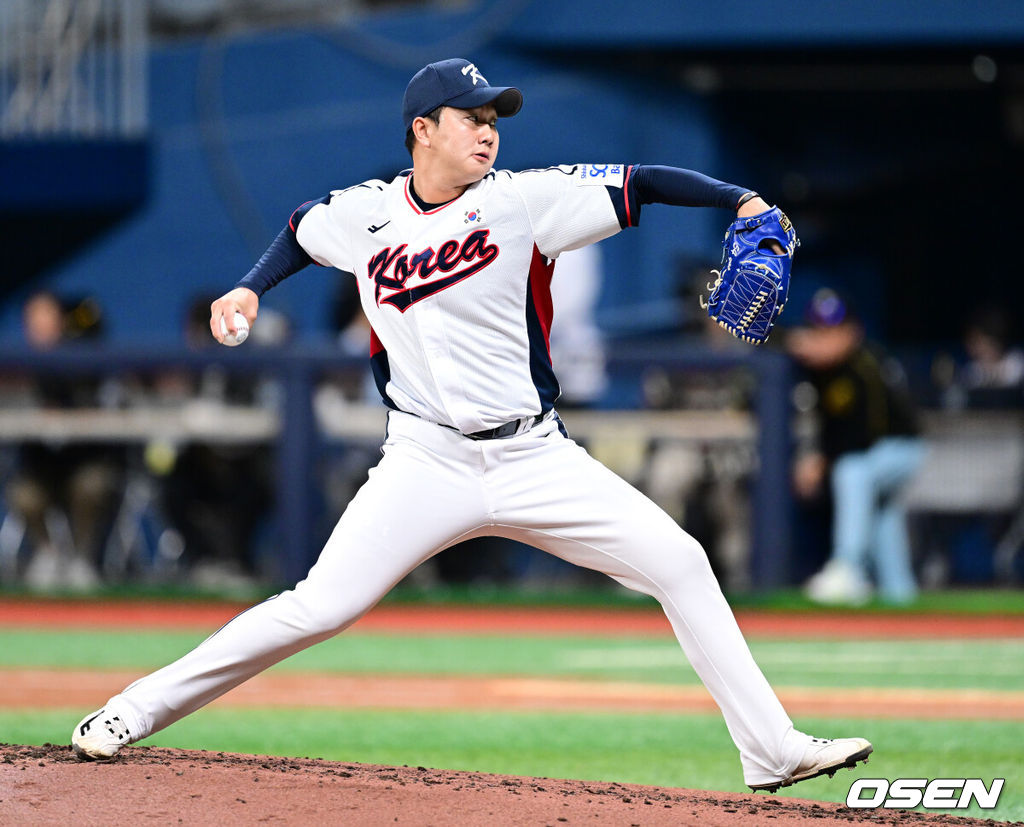 프리미어12를 준비하는 대한민국 대표팀과 상무가 6일 오후 서울 고척스카이돔에서 연습경기를 가졌다. 4회말 대표팀 유영찬이 힘차게 공을 뿌리고 있다. 2024.11.06 / dreamer@osen.co.kr