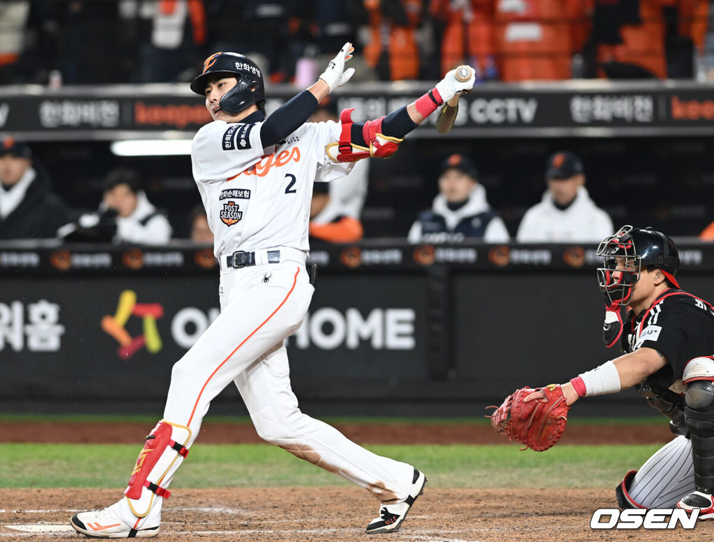 29일 대전 한화생명볼파크에서 2025 신한 SOL Bank KBO리그  한국시리즈 3차전 한화 이글스와 LG 트윈스의 경기가 열렸다. 이날 경기에 한화는 폰세를, LG는 손주영을 선발투수로 내세웠다. 8회말 2사 만루 심우준이 역전 2타점 적시타를 치고 있다. 2025.10.29 /spjj@osen.co.kr