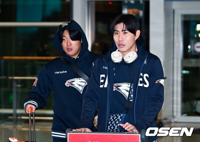 [OSEN=인천공항, 민경훈 기자]한화 심우준과 강백호가 호주 스프링캠프로 출국길에 오르고 있다. 2026.01.23 / rumi@osen.co.kr