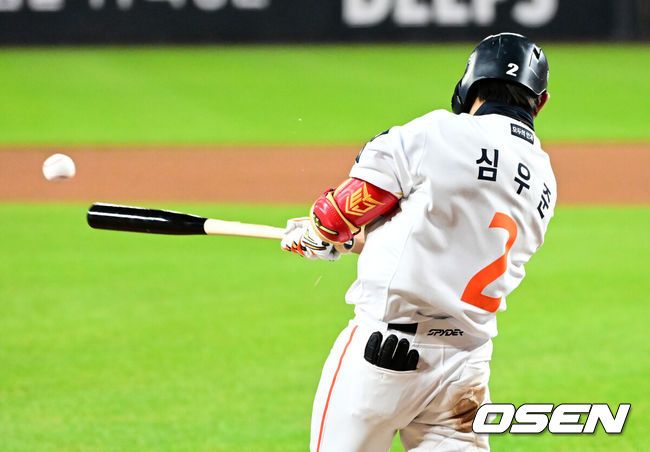 [OSEN=대전, 지형준 기자] 29일 대전시 중구 부사동 대전한화생명볼파크에서 2025 신한 SOL Bank KBO리그 포스트시즌 한국시리즈 3차전 한화 이글스와 LG 트윈스의 경기가 진행됐다.이날 경기에 한화는 폰세를, LG는 손주영을 선발투수로 내세웠다. 8회말 2사 만루에서 한화 심우준이 2타점 역전 적시 2루타를 날리고 있다. 2025.10.29 /jpnews@osen.co.kr