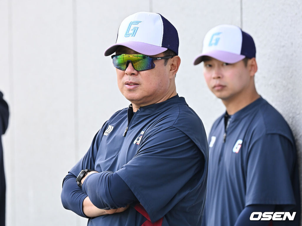 프로야구 롯데 자이언츠가 31일(한국시간) 대만 타이난 아시아-태평양 국제야구센터에 스프링캠프를 차리고 구슬땀을 흘렸다.김태형 감독 등 코치진과 투수 20명, 포수 5명, 내야수 9명, 외야수 7명 등 총 41명의 선수단이 1월 20일까지 1차 캠프에서 체력 강화와 기술 훈련을 치른 뒤 21일부터 3월 5일까지 일본 미야자키로 옮겨 2차 캠프에서 구춘리그에 참가해 실전 감각을 점검한다.롯데 김태형 감독이 새 외국인 선수 비슬리의 불펜 투구를 지켜보고 있다. 2026.01.31 / foto0307@osen.co.kr