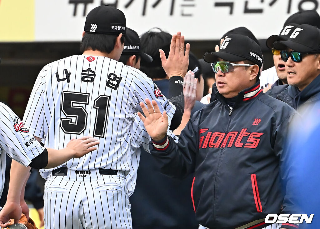 20일 대구삼성라이온즈파크에서 2025 신한 SOL 뱅크 KBO 리그 삼성 라이온즈와 롯데 자이언츠의 경기가 열렸다. 홈팀 삼성은 후라도가, 방문팀 롯데는 나균안이 선발 출전했다. 롯데 자이언츠 김태형 감독이 삼성 라이온즈에 4-3으로 승리한 후 나승엽과 하이파이브를 하고 있다. 2025.04.20 / foto0307@osen.co.kr