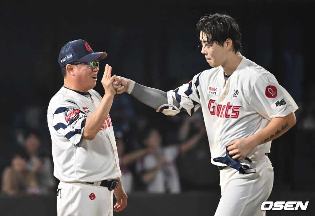 28일 부산 사직야구장에서 2025 신한 SOL 뱅크 KBO 리그 롯데 자이언츠와 KT 위즈의 경기가 열렸다. 홈팀 롯데는 감보아가, 방문팀 KT는 헤이수스가 선발 출전했다.롯데 자이언츠 고승민이 연장 11회말 2사 만루 끝내기 안타를 치고 김태형 감독의 축하를 받고 있다. 2025.08.28 / foto0307@osen.co.kr