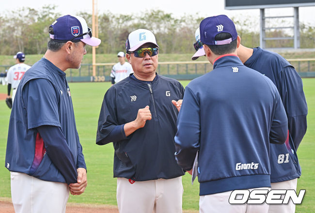 [OSEN=타이난(대만) , 이석우 기자] 프로야구 롯데 자이언츠가 1일(한국시간) 대만 타이난 아시아-태평양 국제야구센터에 스프링캠프를 차리고 구슬땀을 흘렸다.김태형 감독 등&nbsp;코치진과 투수&nbsp;20명,&nbsp;포수&nbsp;5명,&nbsp;내야수&nbsp;9명,&nbsp;외야수&nbsp;7명 등 총&nbsp;41명의 선수단이 1월 20일까지 1차 캠프에서 체력 강화와 기술 훈련을 치른 뒤 21일부터 3월 5일까지 일본 미야자키로 옮겨 2차 캠프에서 구춘리그에 참가해 실전 감각을 점검한다.롯데 김태형 감독이 코치들과 얘기하고 있다. 2026.02.01 / foto0307@osen.co.kr