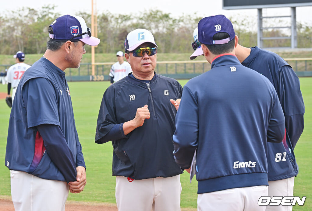 프로야구 롯데 자이언츠가 1일(한국시간) 대만 타이난 아시아-태평양 국제야구센터에 스프링캠프를 차리고 구슬땀을 흘렸다.김태형 감독 등 코치진과 투수 20명, 포수 5명, 내야수 9명, 외야수 7명 등 총 41명의 선수단이 1월 20일까지 1차 캠프에서 체력 강화와 기술 훈련을 치른 뒤 21일부터 3월 5일까지 일본 미야자키로 옮겨 2차 캠프에서 구춘리그에 참가해 실전 감각을 점검한다.롯데 김태형 감독이 코치들과 얘기하고 있다. 2026.02.01 / foto0307@osen.co.kr