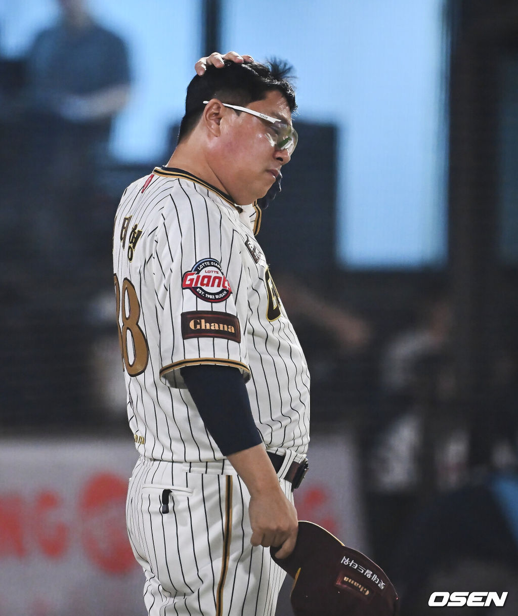 26일 부산 사직야구장에서 2025 신한 SOL 뱅크 KBO 리그 롯데 자이언츠와 삼성 라이온즈의 경기가 열렸다. 홈팀 롯데는 박준우가, 방문팀 삼성은 원태인이 선발 출전했다.롯데 자이언츠 김태형 감독이 삼성 라이온즈에 10-9로 승리하고 힘든 표정을 짓고 있다. 2025.09.26 / foto0307@osen.co.kr