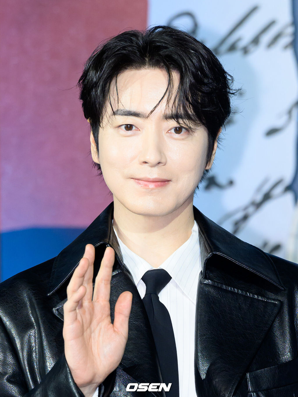 10일 오전 앰배서더 서울 풀만 호텔에서 넷플릭스 시리즈 ‘레이디 두아’ 제작발표회가 열렸다.‘레이디 두아’는 가짜일지라도 명품이 되고 싶었던 여자 ‘사라킴(신혜선 분)’과 그녀의 욕망을 추적하는 형사 ‘무경(이준혁 분)’의 이야기를 그린 미스터리 스릴러다. 배우 이준혁이 포토타임을 가지고 있다. 2026.02.10 / sunday@osen.co.kr