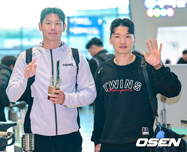[OSEN=인천공항, 최규한 기자] 프로야구 LG 트윈스가 22일 오후 2026 시즌을 준비하기 위해 22일 오후 인천공항을 통해 미국으로 출국했다. LG는 오는&nbsp;25일부터&nbsp;2월&nbsp;22일까지 미국 애리조나에서&nbsp;1차 스프링캠프를 치른다. 이후 일본 오키나와로 이동. LG 홍창기가 박해민과 함께 출국 전 인사를 전하고 있다. 2026.01.22 / dreamer@osen.co.kr