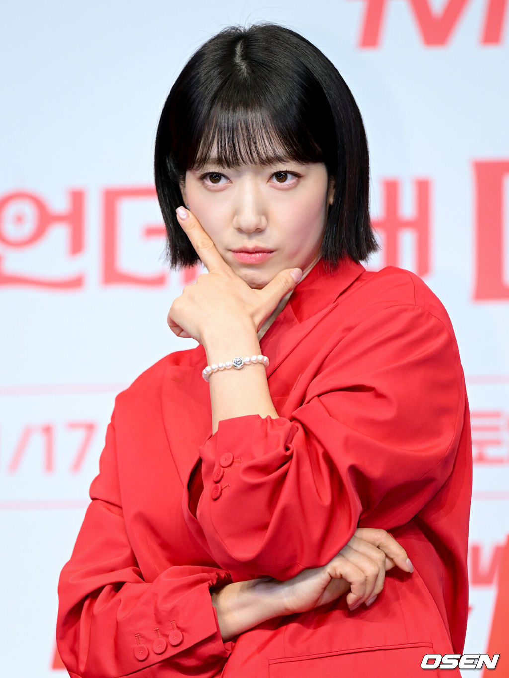 tvN 새 토일드라마 ‘언더커버 미쓰홍’ 제작발표회가 12일 오후 서울 구로구 신도림 더링크 호텔에서 열렸다.‘언더커버 미쓰홍’은 1990년대 세기말, 30대 엘리트 증권감독관 홍금보가 수상한 자금의 흐름이 포착된 증권사에 20살 말단 사원으로 위장취업하며 벌어지는 좌충우돌 레트로 오피스 코미디다. 고경표 외에 배우 박신혜, 하윤경 등이 출연한다.배우 박신혜가 포즈를 취하고 있다. 2026.01.12 /cej@osen.co.kr