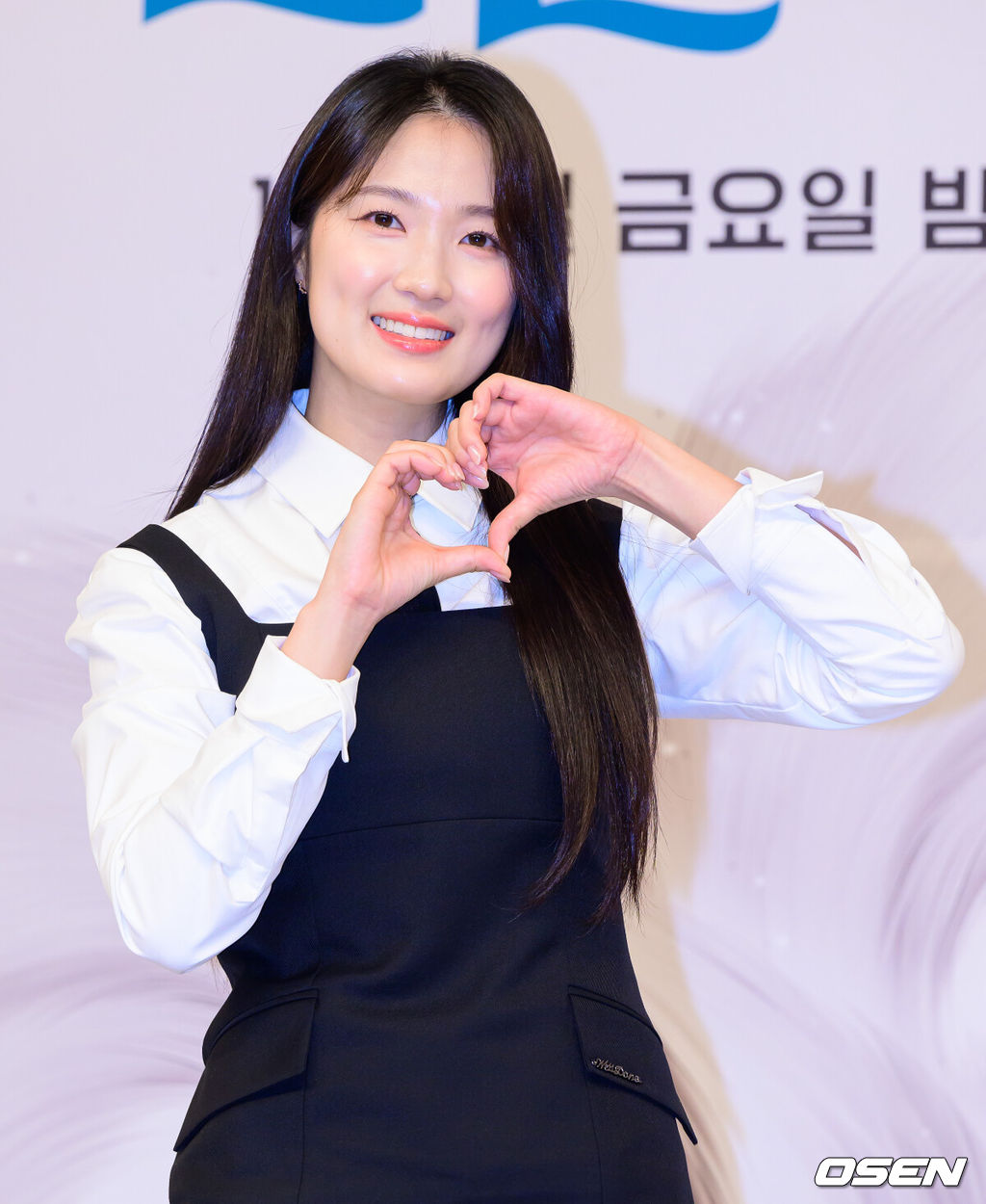 16일 오후 서울 목동 SBS에서 SBS 새 금토드라마 ‘오늘부터 인간입니다만’ 제작발표회가 열렸다.‘오늘부터 인간입니다만’(극본 박찬영·조아영, 연출 김정권)은 인간이 되기 싫은 MZ 구미호와 자기애 과잉 인간의 좌충우돌 망생 구원 판타지 로맨스다. 연애 빼고 다해본 모태솔로 구미호 은호(김혜윤 분)와 한순간의 선택으로 운명이 바뀐 축구스타 강시열(로몬 분)이 ‘혐관’에서 ‘운명’으로 얽히며 벌어지는 이야기를 그린다.배우 김혜윤이 포토타임을 하고 있다. 2026.01.16 / jpnews@osen.co.kr