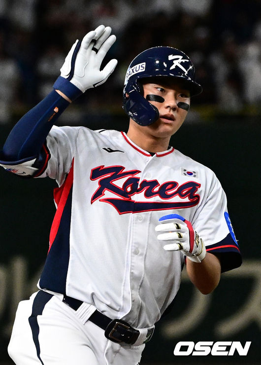 [OSEN=도쿄(일본), 조은정 기자] 대한민국 야구 대표팀이 극적인 무승부를 거두며 한일전 연패를 10연패에서 막았다.&nbsp;한국은 16일 일본 도쿄도 도쿄돔에서 열린 ‘2025 NAVER K-BASEBALL SERIES’ 일본과의 2차전에서 7-7 무승부를 거뒀다. 2연전 시리즈 1무 1패를 기록한&nbsp;한국은 2015년 프리미어12 준결승전 4-3 승리 이후 성인 대표팀 기준(아시안게임 제외) 한일전에서 10연패를 기록했지만 처음으로 무승부를 만드는데 성공했다.9회말 2사에서 대한민국 김주원이 우중월 솔로 홈런을 치고 그라운드를 돌고 있다. 2025.11.16 /cej@osen.co.kr