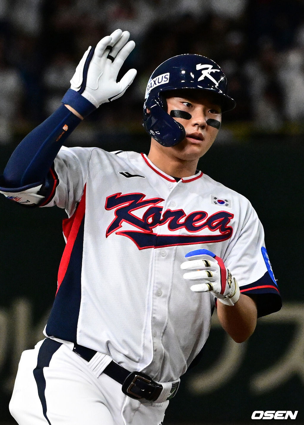 대한민국 야구 대표팀이 극적인 무승부를 거두며 한일전 연패를 10연패에서 막았다. 한국은 16일 일본 도쿄도 도쿄돔에서 열린 ‘2025 NAVER K-BASEBALL SERIES’ 일본과의 2차전에서 7-7 무승부를 거뒀다. 2연전 시리즈 1무 1패를 기록한 한국은 2015년 프리미어12 준결승전 4-3 승리 이후 성인 대표팀 기준(아시안게임 제외) 한일전에서 10연패를 기록했지만 처음으로 무승부를 만드는데 성공했다.9회말 2사에서 대한민국 김주원이 우중월 솔로 홈런을 치고 그라운드를 돌고 있다. 2025.11.16 /cej@osen.co.kr