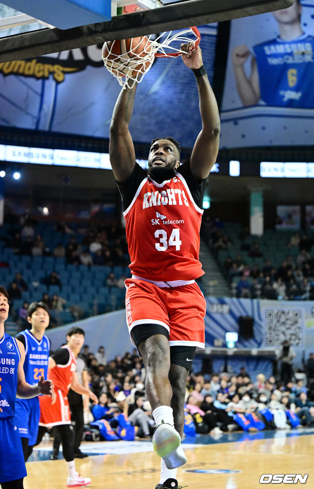17일 오후 서울 잠실실내체육관에서 2025-2026 LG전자 프로농구 서울 삼성과 서울 SK의 경기가 열렸다.삼성은 9위(13승 28패), SK는 공동 2위(26승 15패)를 기록 중이다.2쿼터 SK 워니가 덩크를 성공시키고 있다. 2026.02.17 /jpnews@osen.co.kr