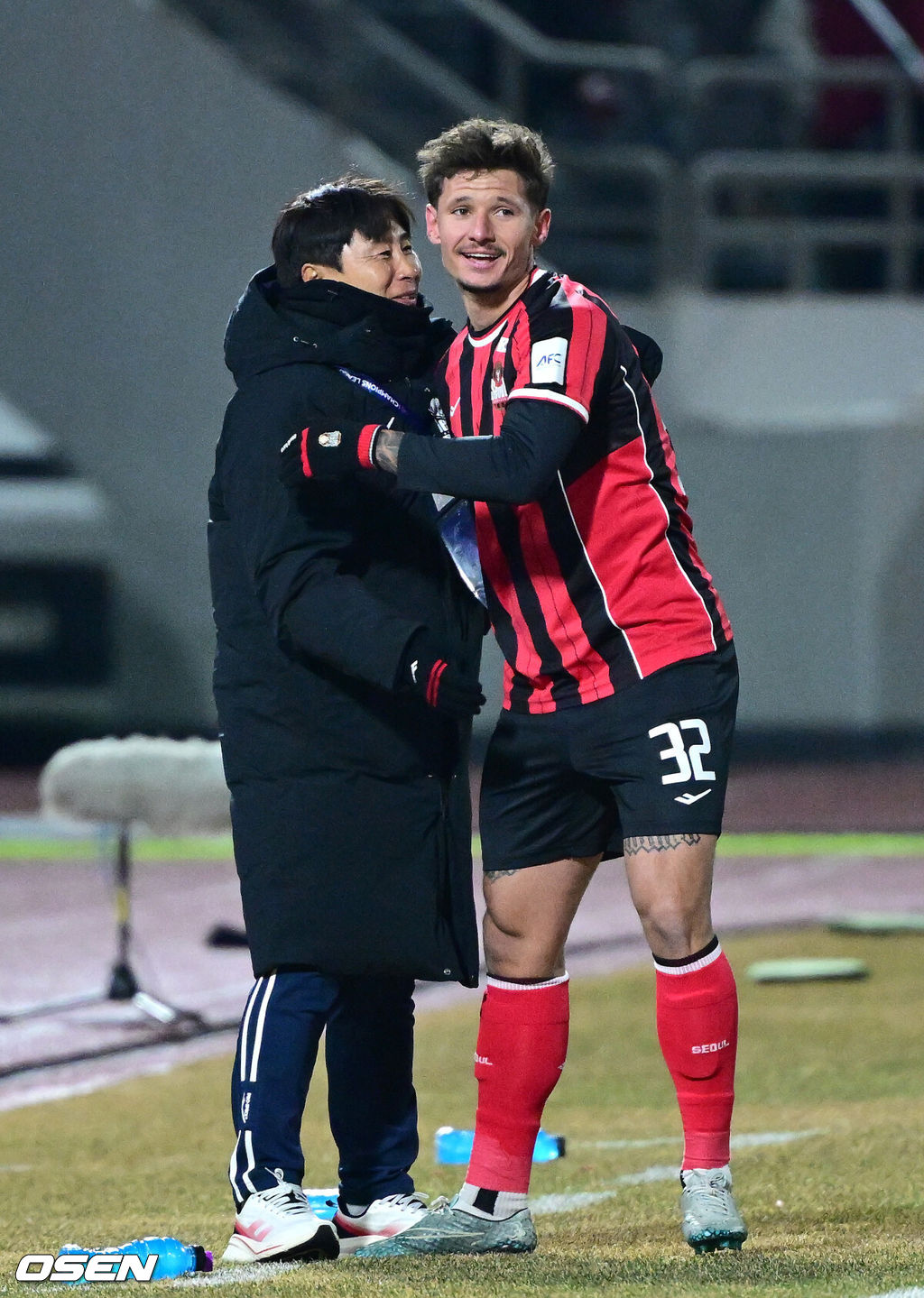17일 오후 서울 목동종합운동장에서 2025-26시즌 아시아축구연맹(AFC) 챔피언스리그 엘리트(ACLE) 리그 스테이지 동아시아 그룹 8차전 FC서울과 산프레체 히로시마의 맞대결이 열렸다.FC서울은 승점 9로 6위, 히로시마는 승점 14로 3위에 자리하고 있다. 서울은 16강 진출을 위해 승리가 필요하다.전반 FC서울 파트리크 클리말라가 페널티킥 선제골을 작렬시키고 김기동 감독과 인사를 나누고 있다. 2026.02.17 / dreamer@osen.co.kr