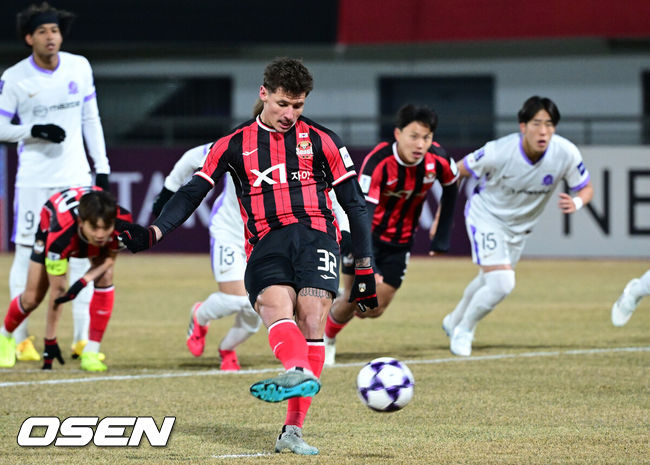 [OSEN=목동, 최규한 기자] 17일 오후 서울 목동종합운동장에서 2025-26시즌 아시아축구연맹(AFC) 챔피언스리그 엘리트(ACLE) 리그 스테이지 동아시아 그룹 8차전 FC서울과 산프레체 히로시마의 맞대결이 열렸다.FC서울은 승점 9로 6위, 히로시마는 승점 14로 3위에 자리하고 있다. 서울은 16강 진출을 위해 승리가 필요하다.전반 FC서울 파트리크 클리말라가 페널티킥 선제골을 작렬시키고 있다. 2026.02.17 / dreamer@osen.co.kr