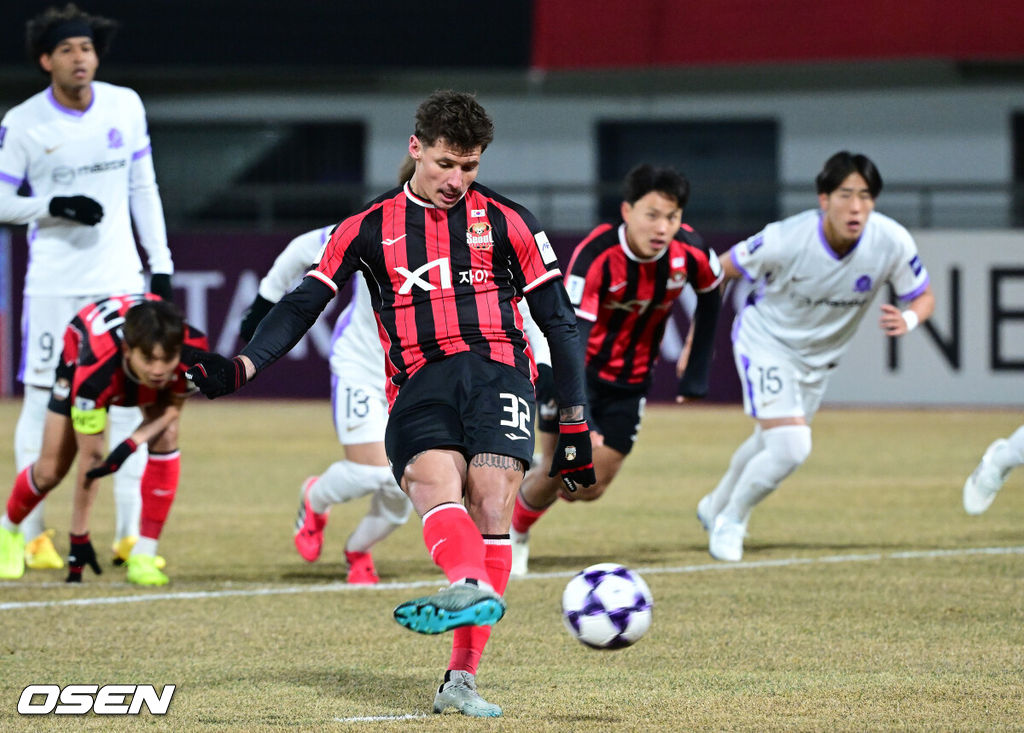 17일 오후 서울 목동종합운동장에서 2025-26시즌 아시아축구연맹(AFC) 챔피언스리그 엘리트(ACLE) 리그 스테이지 동아시아 그룹 8차전 FC서울과 산프레체 히로시마의 맞대결이 열렸다.FC서울은 승점 9로 6위, 히로시마는 승점 14로 3위에 자리하고 있다. 서울은 16강 진출을 위해 승리가 필요하다.전반 FC서울 파트리크 클리말라가 페널티킥 선제골을 작렬시키고 있다. 2026.02.17 / dreamer@osen.co.kr