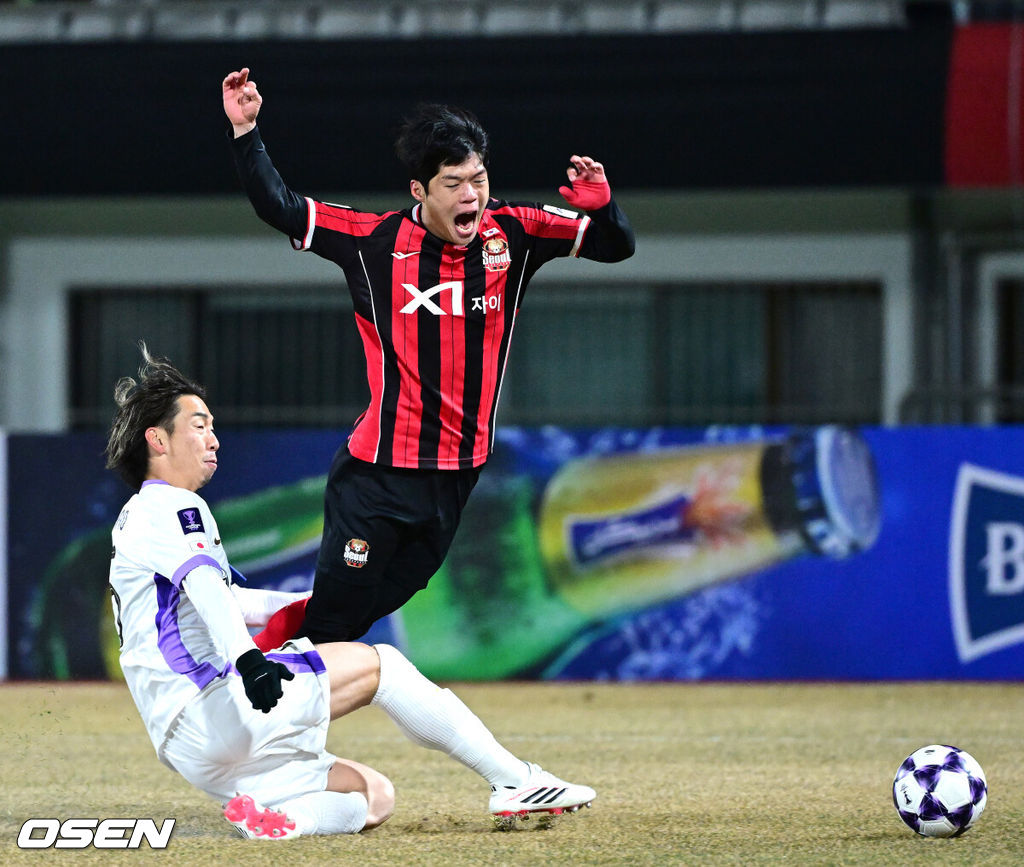 17일 오후 서울 목동종합운동장에서 2025-26시즌 아시아축구연맹(AFC) 챔피언스리그 엘리트(ACLE) 리그 스테이지 동아시아 그룹 8차전 FC서울과 산프레체 히로시마의 맞대결이 열렸다.FC서울은 승점 9로 6위, 히로시마는 승점 14로 3위에 자리하고 있다. 서울은 16강 진출을 위해 승리가 필요하다.전반 FC서울 최준이 페널티 박스 안에서 파울을 당하고 있다. 2026.02.17 / dreamer@osen.co.kr