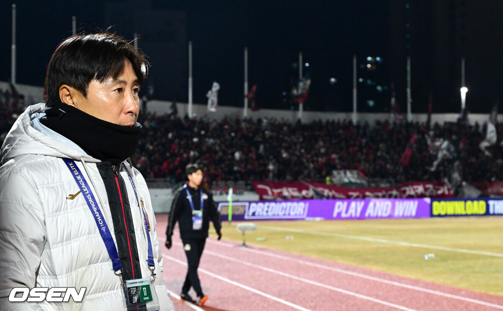 17일 오후 서울 목동종합운동장에서 2025-26시즌 아시아축구연맹(AFC) 챔피언스리그 엘리트(ACLE) 리그 스테이지 동아시아 그룹 8차전 FC서울과 산프레체 히로시마의 맞대결이 열렸다.FC서울은 승점 9로 6위, 히로시마는 승점 14로 3위에 자리하고 있다. 서울은 16강 진출을 위해 승리가 필요하다.경기를 앞두고 FC서울 김기동 감독이 피치를 주시하고 있다. 2026.02.17 / dreamer@osen.co.kr