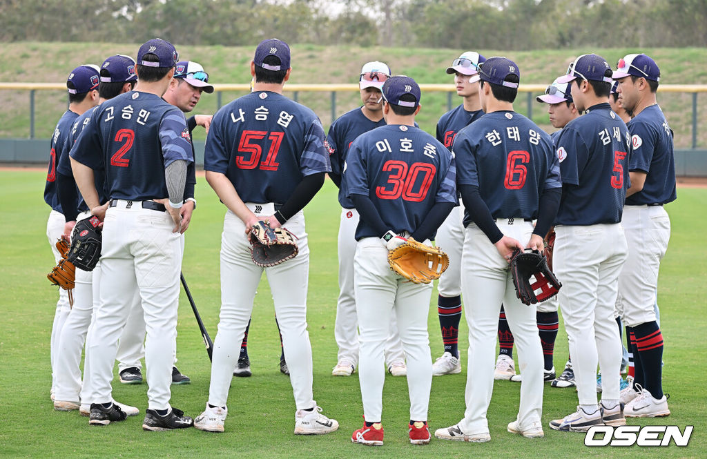 프로야구 롯데 자이언츠가 31일(한국시간) 대만 타이난 아시아-태평양 국제야구센터에 스프링캠프를 차리고 구슬땀을 흘렸다.김태형 감독 등 코치진과 투수 20명, 포수 5명, 내야수 9명, 외야수 7명 등 총 41명의 선수단이 1월 20일까지 1차 캠프에서 체력 강화와 기술 훈련을 치른 뒤 21일부터 3월 5일까지 일본 미야자키로 옮겨 2차 캠프에서 구춘리그에 참가해 실전 감각을 점검한다.롯데 야수들이 훈련에 앞서 문규현 코치의 얘기를 듣고 있다. 2026.01.31 / foto0307@osen.co.kr