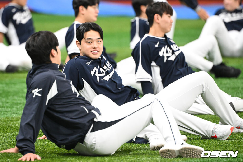 류지현 감독이 이끄는 야구 대표팀이 5일 고척스카이돔에서 훈련을 진행했다.대표팀은 오는 8일과 9일 고척스카이돔에서 열리는 2025 K-베이스볼 시리즈 체코 대표팀과의 2경기를 시작으로 15일과 16일 양일에 걸쳐 도쿄돔에서 일본 대표팀과 2경기를 치른다. 야구대표팀 문동주가 몸을 풀고 있다. 2025.11.05 /cej@osen.co.kr