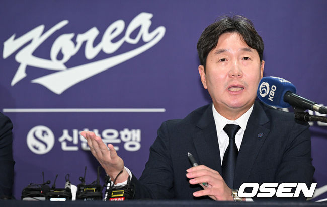 [OSEN=조은정 기자]6일 서울 중국 한국프레스센터에서 2026 WBC 대표팀 기자회견이 열렸다.최종 명단을 확정한 야구대표팀은 오는 14일 일본 오키나와 전지훈련을 떠나 WBC 담금질에 돌입한다. KBO리그 팀과 여섯 차례 연습경기를 치러 실전 감각도 키운다.대표팀 류지현 감독이 한화 문동주 부상 관련해 언급하고 있다. 2026.02.06 /cej@osen.co.kr