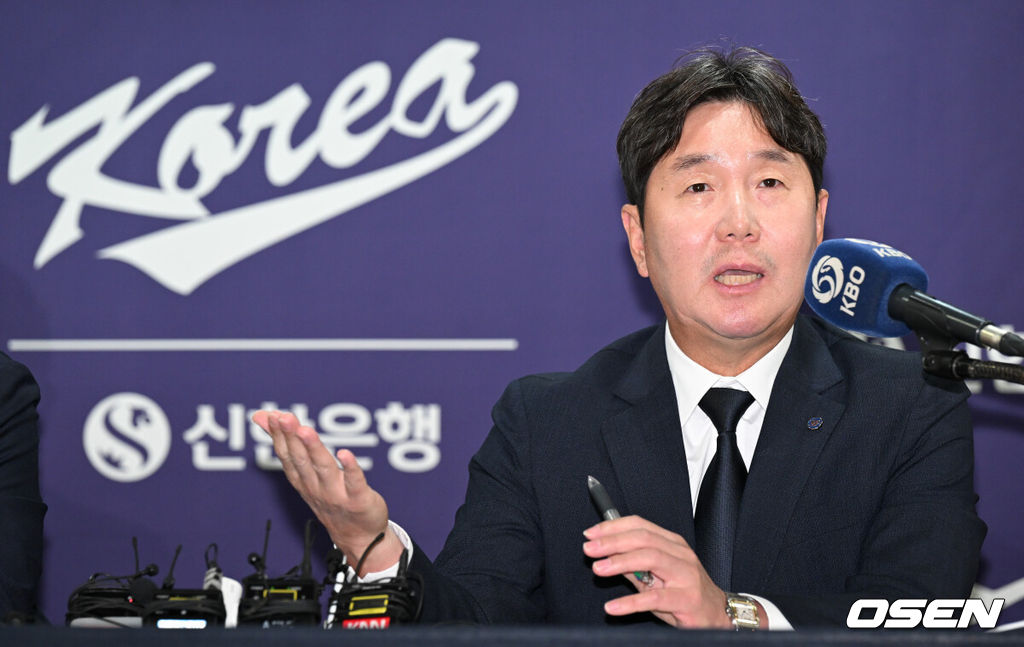 6일 서울 중국 한국프레스센터에서 2026 WBC 대표팀 기자회견이 열렸다.최종 명단을 확정한 야구대표팀은 오는 14일 일본 오키나와 전지훈련을 떠나 WBC 담금질에 돌입한다. KBO리그 팀과 여섯 차례 연습경기를 치러 실전 감각도 키운다.대표팀 류지현 감독이 한화 문동주 부상 관련해 언급하고 있다. 2026.02.06 /cej@osen.co.kr