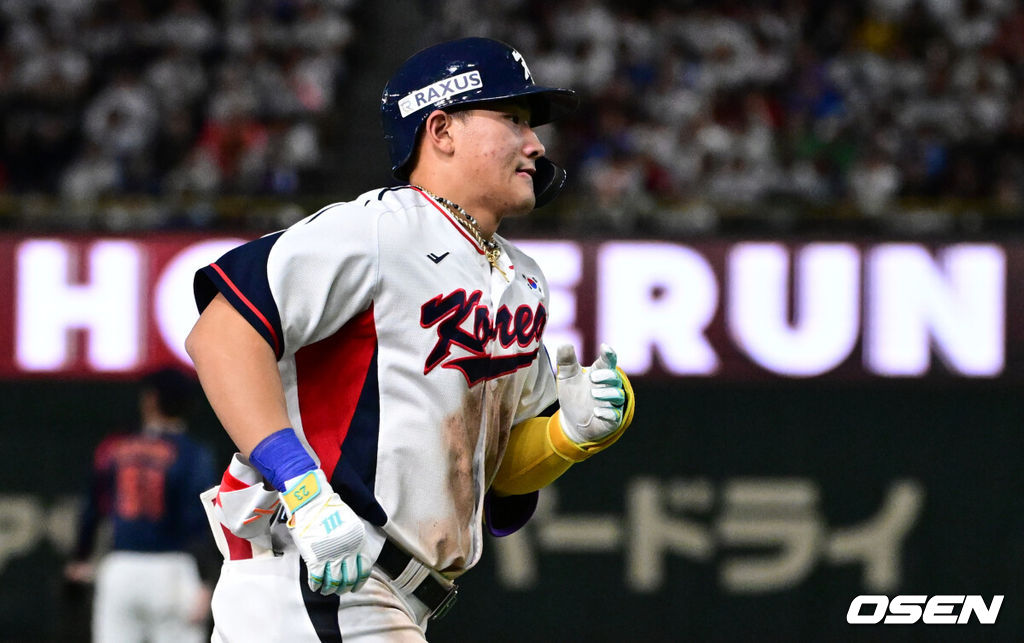 국 야구 대표팀이 극적인 무승부를 거두며 한일전 연패를 10연패에서 막았다. 한국은 16일 일본 도쿄도 도쿄돔에서 열린 ‘2025 NAVER K-BASEBALL SERIES’ 일본과의 2차전에서 7-7 무승부를 거뒀다. 2연전 시리즈 1무 1패를 기록한 한국은 2015년 프리미어12 준결승전 4-3 승리 이후 성인 대표팀 기준(아시안게임 제외) 한일전에서 10연패를 기록했지만 처음으로 무승부를 만드는데 성공했다.8회말 1사에서 대한민국 안현민이 좌중월 솔로 홈런을 치고 그라운드를 돌고 있다. 2025.11.16 /cej@osen.co.kr