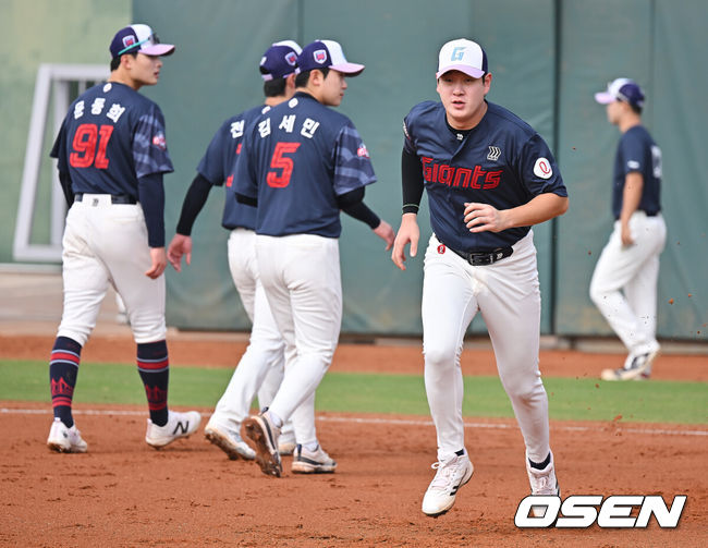 [OSEN=타이난(대만) , 이석우 기자] 프로야구 롯데 자이언츠가 31일(한국시간) 대만 타이난 아시아-태평양 국제야구센터에 스프링캠프를 차리고 구슬땀을 흘렸다.김태형 감독 등&nbsp;코치진과 투수&nbsp;20명,&nbsp;포수&nbsp;5명,&nbsp;내야수&nbsp;9명,&nbsp;외야수&nbsp;7명 등 총&nbsp;41명의 선수단이 1월 20일까지 1차 캠프에서 체력 강화와 기술 훈련을 치른 뒤 21일부터 3월 5일까지 일본 미야자키로 옮겨 2차 캠프에서 구춘리그에 참가해 실전 감각을 점검한다.롯데 나승엽이 훈련하고 있다. 2026.01.31 / foto0307@osen.co.kr