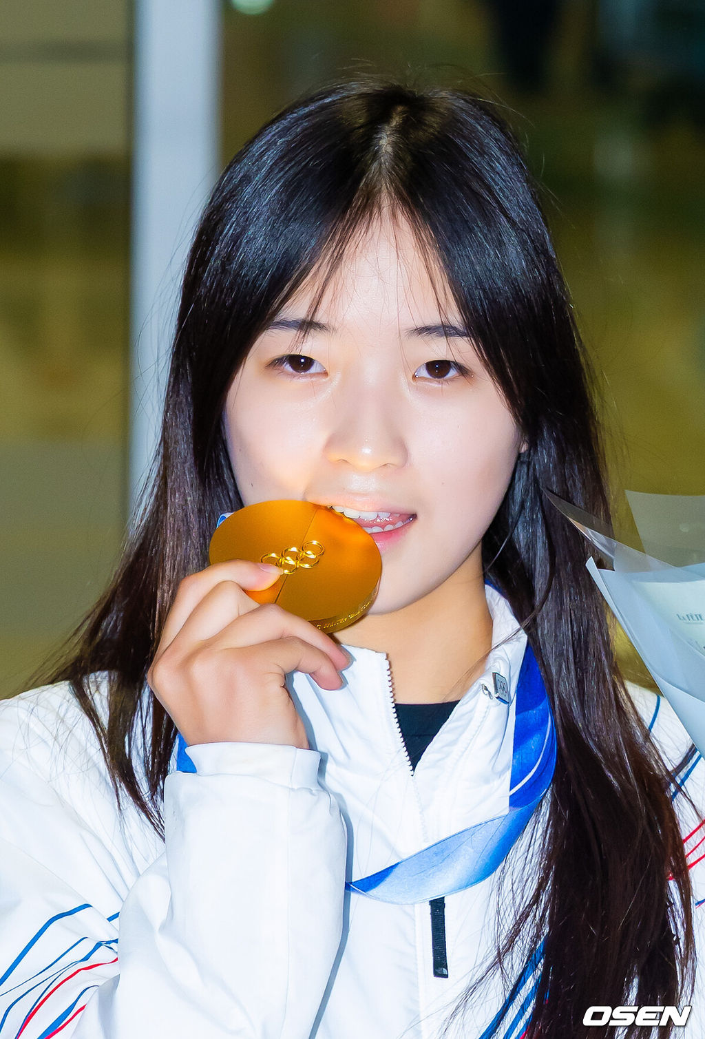 밀라노·코르티나담페초 동계올림픽 우리 선수단 첫 금메달의 주인공 최가온(18·세화여고)이 16일 오후 인천국제공항을 통해 입국했다.최가온은 지난 13일 밀라노 아이스스케이팅 아레나에서 열린 여자 스노보드 하프파이프 결선에서 극적인 역전 드라마를 완성하며 한국 선수단의 설상 종목 첫 올림픽 금메달의 주인공이 됐다.최가온이 입국장을 걸어 나온 후 금메달을 들고 포즈를 취하고 있다. 2026.02.16 /rumi@osen.co.kr