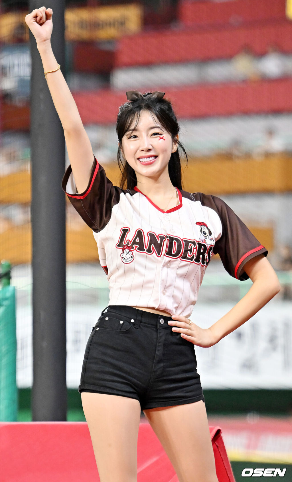 29일 인천 SSG랜더스필드에서 ‘2025 신한 SOL Bank KBO리그’ SSG 랜더스와 NC 다이노스의 경기가 열렸다.홈팀 SSG는 화이트, 어웨이팀 NC는 김녹원을 선발로 내세웠다.SSG 안지현 치어리더가 응원을 하고 있다. 2025.08.29 / rumi@osen.co.kr