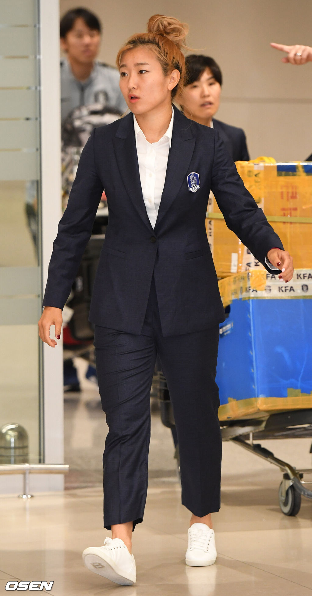 윤덕여 감독이 이끄는 대한민국 여자 축구 대표팀이 ’2019 FIFA 여자월드컵’을 마치고 19일 오전 인천공항을 통해 귀국했다.조소현과 지소연을 비롯한 선수들이 입국장으로 들어서고 있다. /dreamer@osen.co.kr