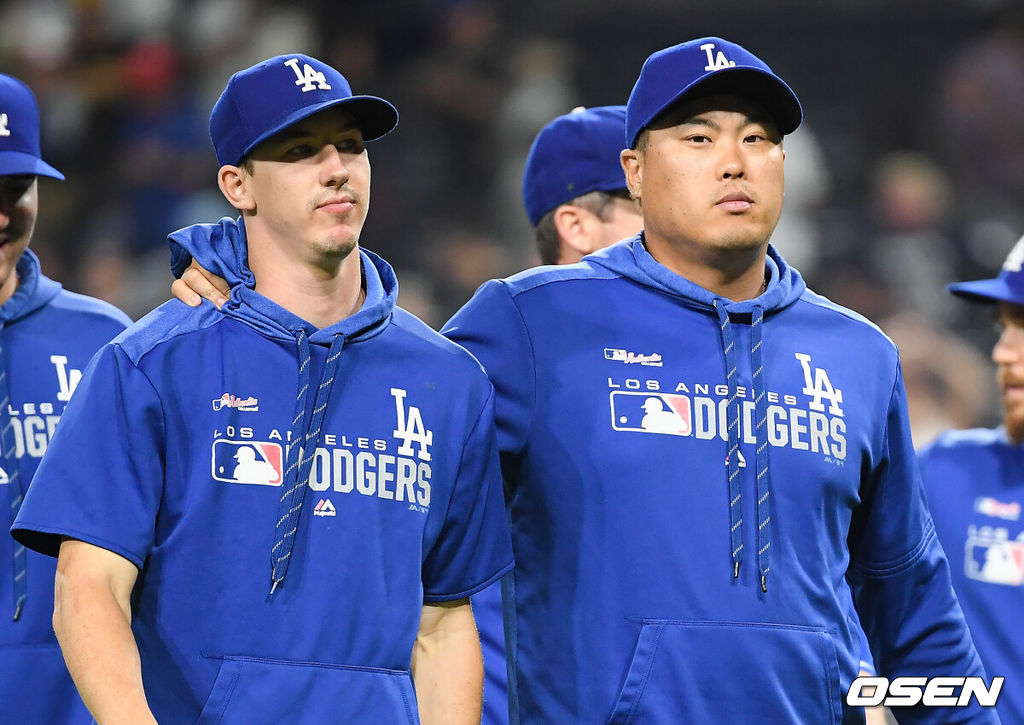 LA 다저스 시절 류현진과 뷸러가 어깨동무를 하며 그라운드를 빠져나가고 있다. / soul1014@osen.co.kr