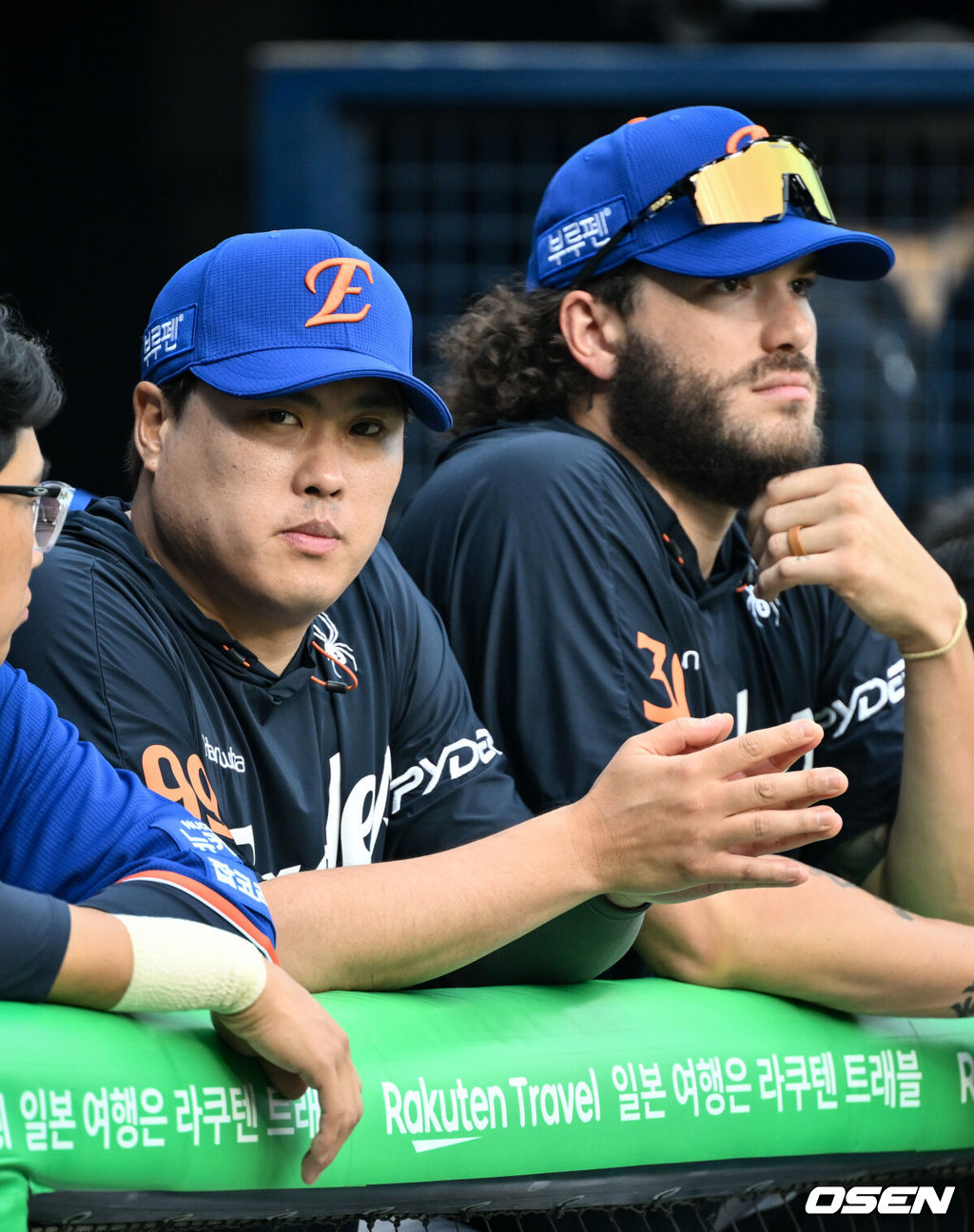 9일 오후 서울 잠실구장에서 ‘2025 신한 SOL Bank KBO리그’ LG 트윈스와 한화 이글스의 경기가 열렸다.LG는 치리노스, 한화는 엄상백을 선발로 내세웠다.한화 류현진, 폰세가 경기를 지켜보고 있다. 2025.08.09 /cej@osen.co.kr