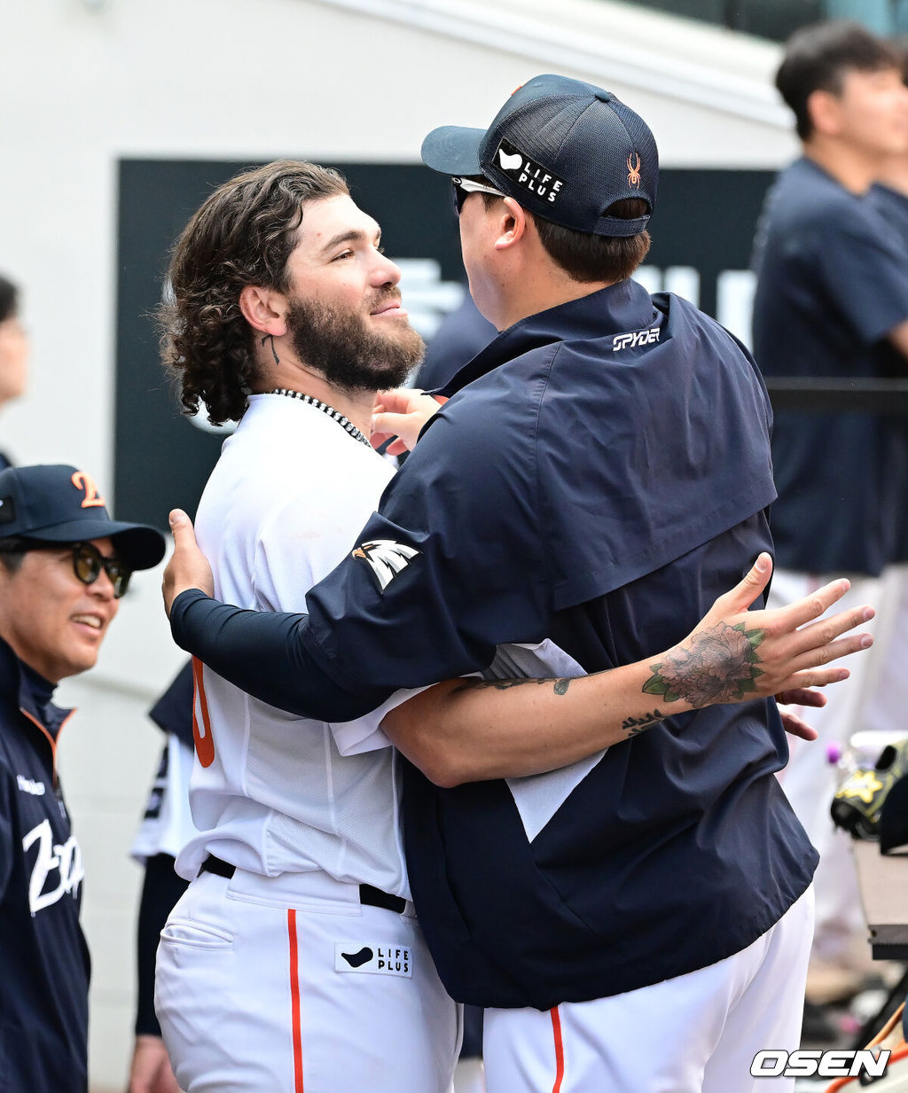 3일 오후 대전 한화생명볼파크에서 ‘2025 신한 SOL Bank KBO리그’ 한화 이글스와 KT 위즈의 경기가 열렸다.이날 홈팀 한화는 폰세, KT는 쿠에바스를 선발로 내세웠다.6회초 종료 후 한화 폰세, 류현진이 더그아웃에서 이야기를 나누고 있다. 2025.06.03 / ksl0919@osen.co.kr