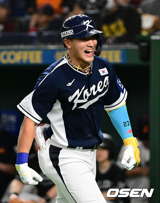 [OSEN=도쿄(일본), 조은정 기자] 한국 야구 대표팀이 한일전 첫 번째 경기에서 뼈아픈 역전패를 허용했다. 2023년 WBC(월드베이스볼클래식)에 이어서 또 한 번 마운드의 차이를 여실히 느꼈다.한국은 15일 일본 도쿄도 도쿄돔에서 열린 ‘2025 NAVER K-BASEBALL SERIES’ 일본과의 1차전에서 4-11&nbsp;역전패를 당했다. 이날 패배로 한국은 성인 대표팀 경기에서 2015년 프리미어12 준결승 4-3 승리 이후&nbsp;일본에 10연패(아시안게임 제외)를 당하고 말았다.4회초 무사 1루에서 대한민국 안현민이 선제 2타점 좌중월 투런포를 날린 뒤 베이스를 돌고 있다. 2025.11.15. /cej@osen.co.kr