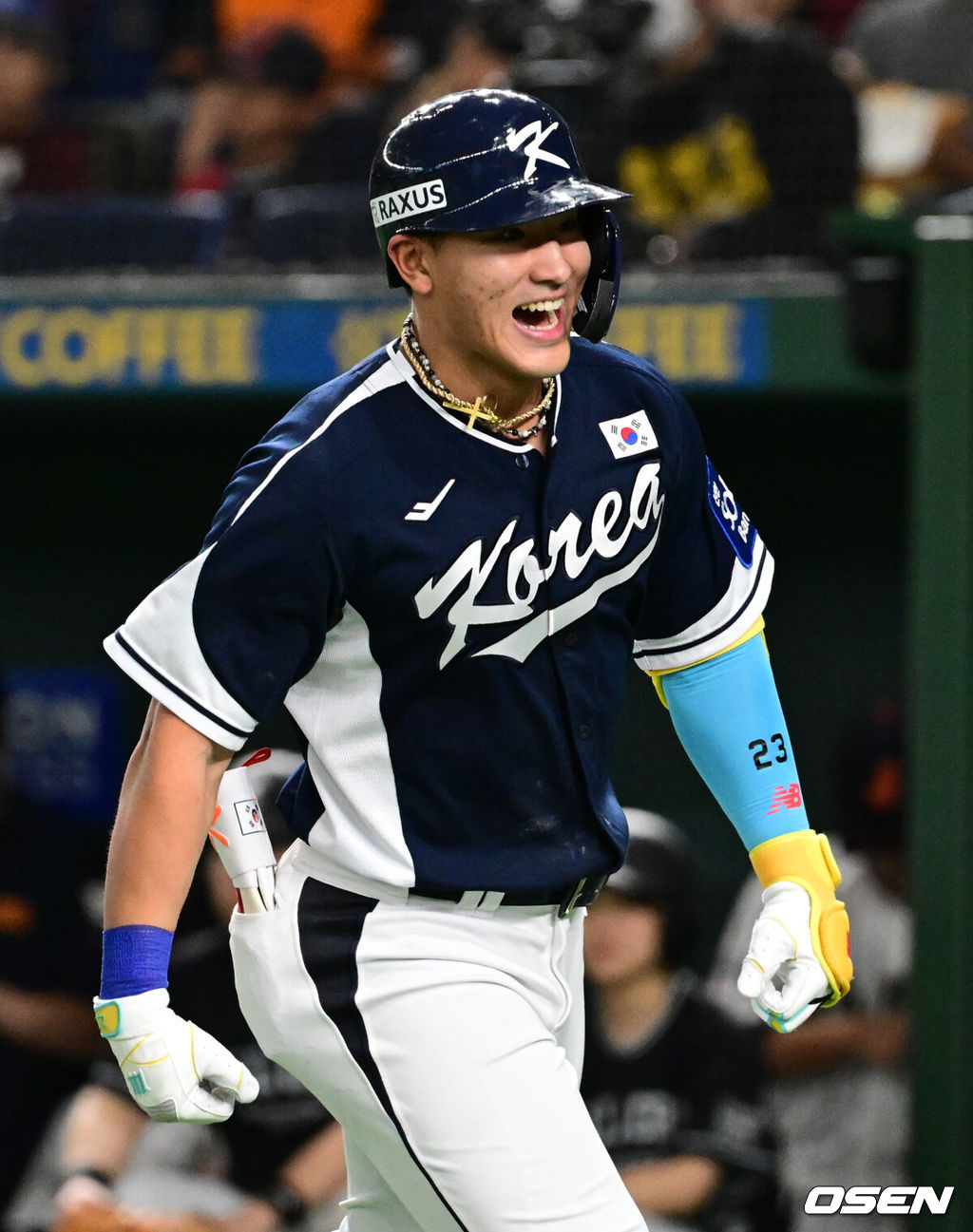 한국 야구 대표팀이 한일전 첫 번째 경기에서 뼈아픈 역전패를 허용했다. 2023년 WBC(월드베이스볼클래식)에 이어서 또 한 번 마운드의 차이를 여실히 느꼈다.한국은 15일 일본 도쿄도 도쿄돔에서 열린 ‘2025 NAVER K-BASEBALL SERIES’ 일본과의 1차전에서 4-11 역전패를 당했다. 이날 패배로 한국은 성인 대표팀 경기에서 2015년 프리미어12 준결승 4-3 승리 이후 일본에 10연패(아시안게임 제외)를 당하고 말았다.4회초 무사 1루에서 대한민국 안현민이 선제 2타점 좌중월 투런포를 날린 뒤 베이스를 돌고 있다. 2025.11.15. /cej@osen.co.kr