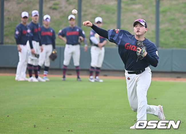 [OSEN=타이난(대만) , 이석우 기자] 프로야구 롯데 자이언츠가 31일(한국시간) 대만 타이난 아시아-태평양 국제야구센터에 스프링캠프를 차리고 구슬땀을 흘렸다.김태형 감독 등&nbsp;코치진과 투수&nbsp;20명,&nbsp;포수&nbsp;5명,&nbsp;내야수&nbsp;9명,&nbsp;외야수&nbsp;7명 등 총&nbsp;41명의 선수단이 1월 20일까지 1차 캠프에서 체력 강화와 기술 훈련을 치른 뒤 21일부터 3월 5일까지 일본 미야자키로 옮겨 2차 캠프에서 구춘리그에 참가해 실전 감각을 점검한다.롯데 박찬형이 훈련을 하고 있다. 2026.01.31 / foto0307@osen.co.kr