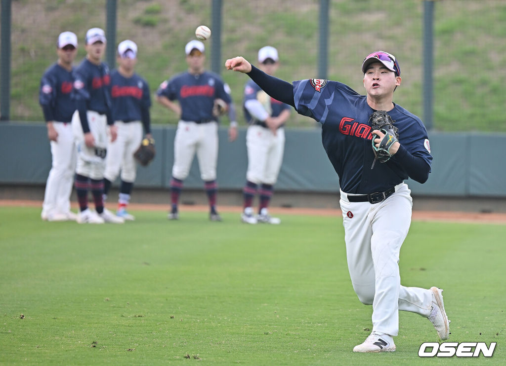 프로야구 롯데 자이언츠가 31일(한국시간) 대만 타이난 아시아-태평양 국제야구센터에 스프링캠프를 차리고 구슬땀을 흘렸다.김태형 감독 등 코치진과 투수 20명, 포수 5명, 내야수 9명, 외야수 7명 등 총 41명의 선수단이 1월 20일까지 1차 캠프에서 체력 강화와 기술 훈련을 치른 뒤 21일부터 3월 5일까지 일본 미야자키로 옮겨 2차 캠프에서 구춘리그에 참가해 실전 감각을 점검한다.롯데 박찬형이 훈련을 하고 있다. 2026.01.31 / foto0307@osen.co.kr